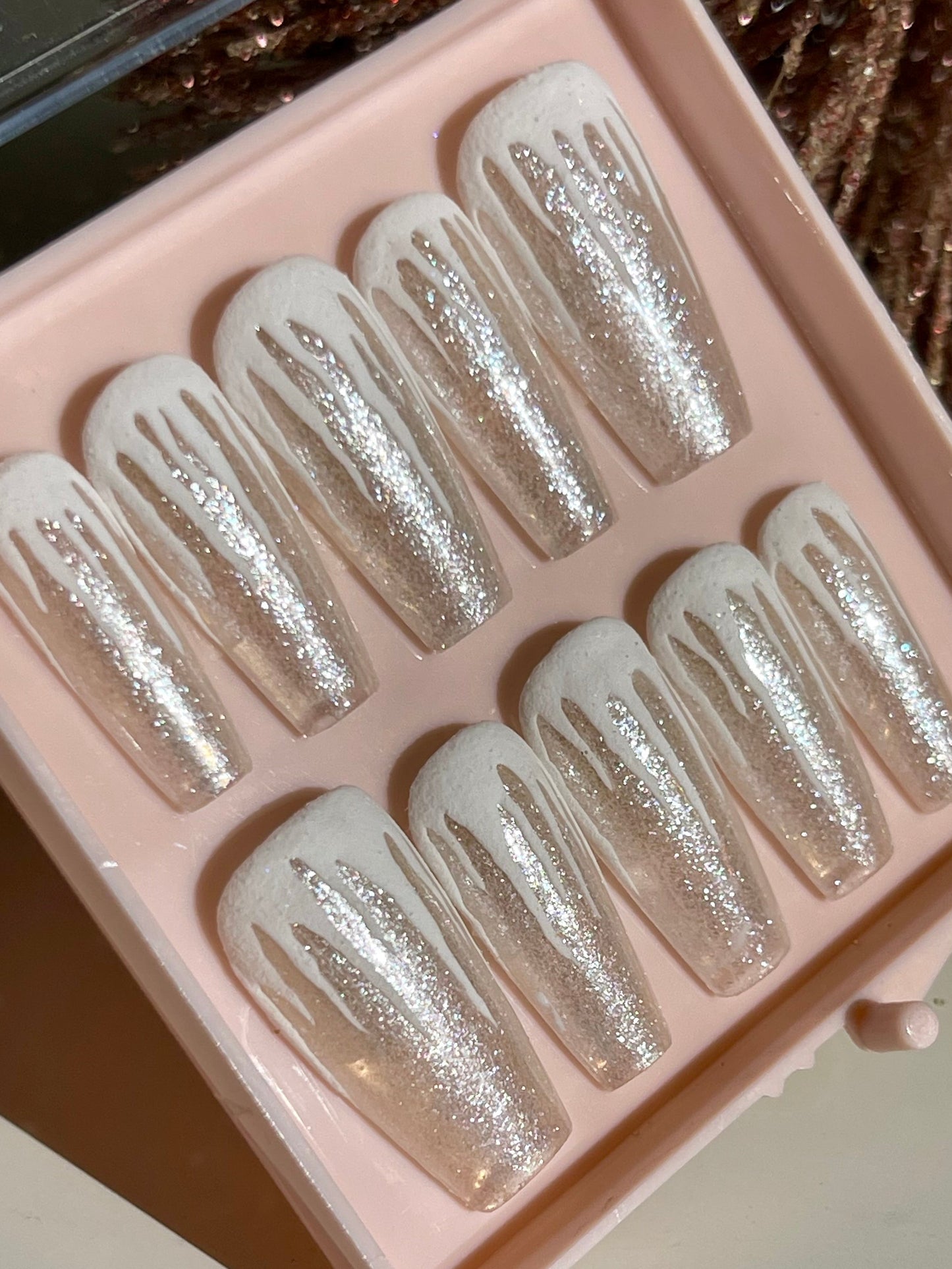 Set of glittery false nails in a pink case