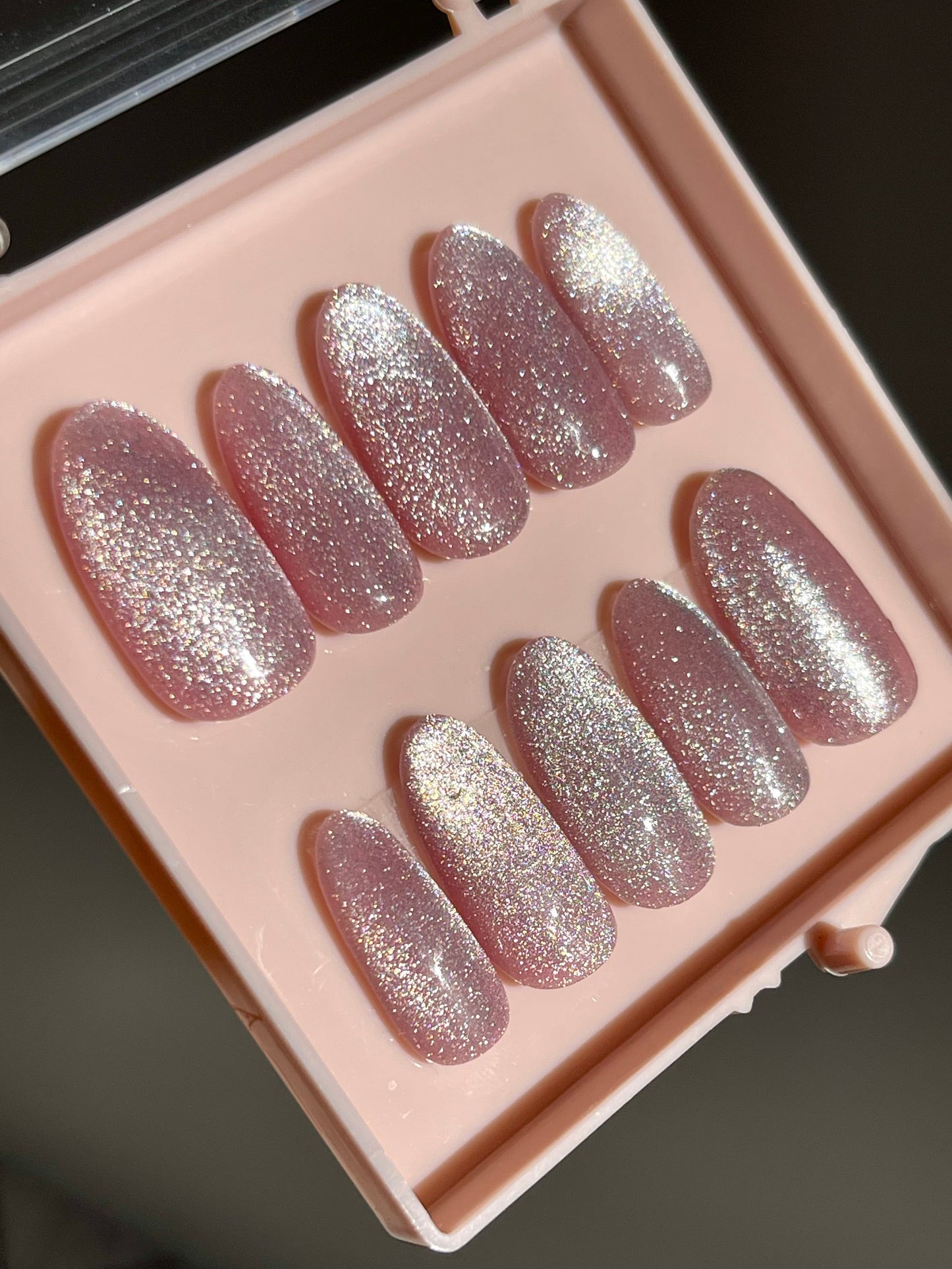 Set of glittery false nails in a pink case