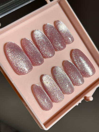 Set of glittery false nails in a pink case