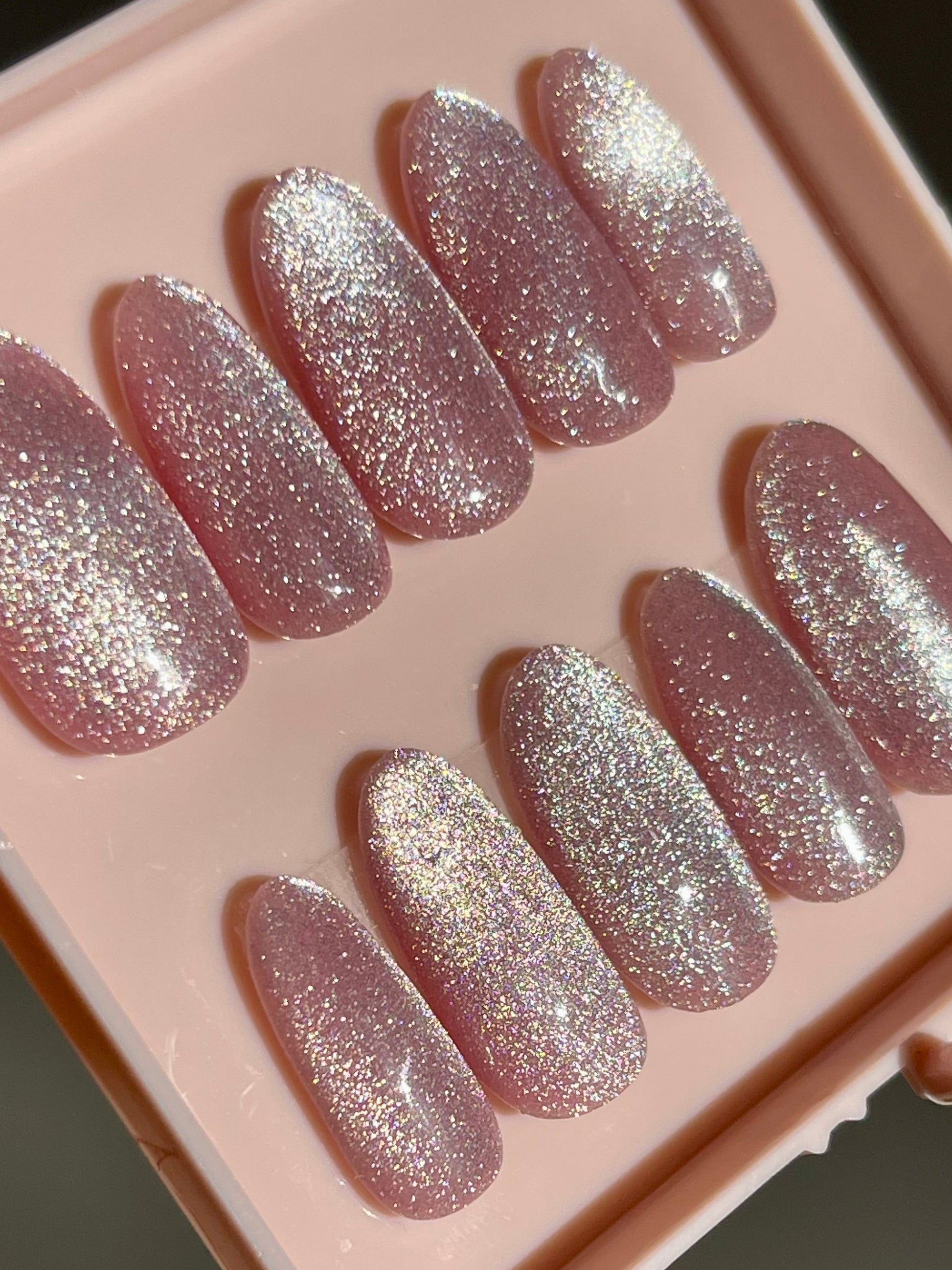 Set of glittery false nails in a pink case