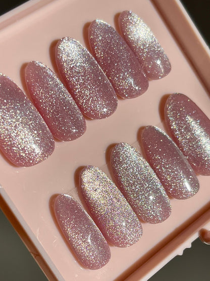 Set of glittery false nails in a pink case